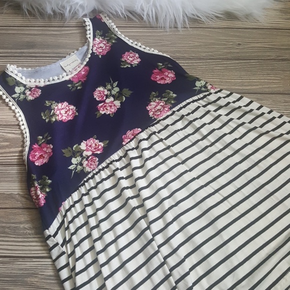 Large  Navy Floral Stripe Sleevless Top - Picture 4 of 5